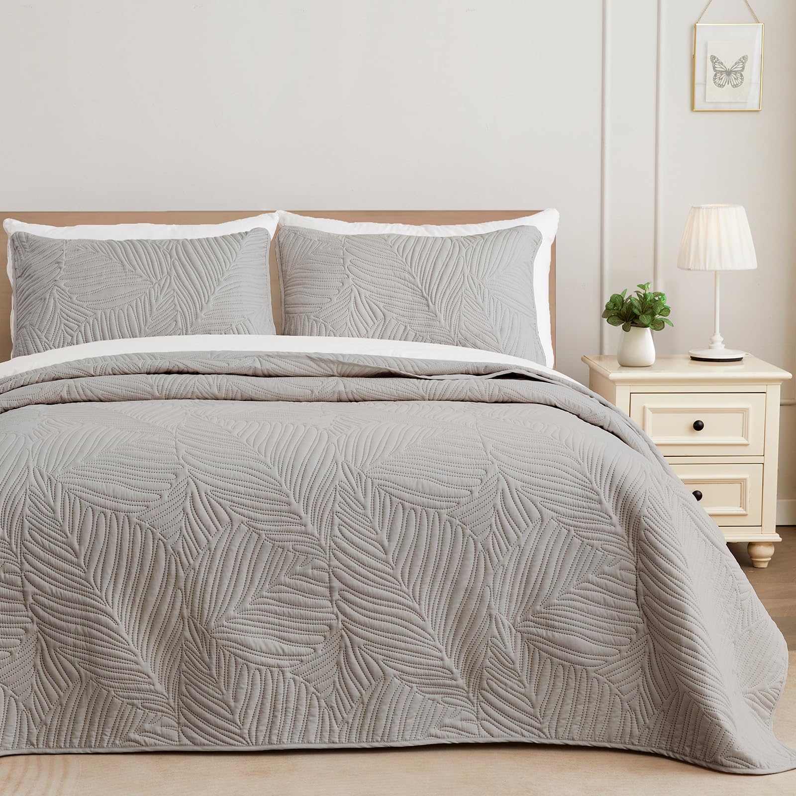 Exclusivo Mezcla Queen Quilt Bedding Set, Lightweight Light Grey Quilts Queen Full Size For All Seasons, Soft Microfiber Bedspre